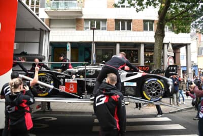 TOYOTA GAZOO Racingの8号車の車両を車検のために荷下ろし中