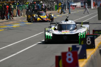 ドライバーが自分のピットを見付けやすいようにチームごとで目印やカーナンバーの数字が置かれています