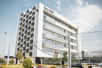 2017年に竣工したランボルギーニの本社ビル「Torre 1963」はLEEDプラチナ認証を獲得し、イタリア国内で当時最高スコア（100点満点中92点）を記録