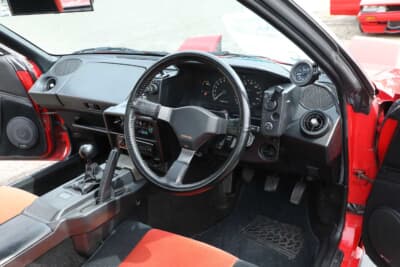 トヨタ 初代 AW11型 MR2：センタートンネルに燃料タンクがあるため、シフト位置が高いのも特徴