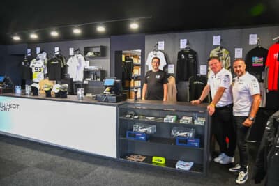 イベントエリアのプジョーショップ。2024年はお弁当箱が売っていましたが、2025年はありませんでした