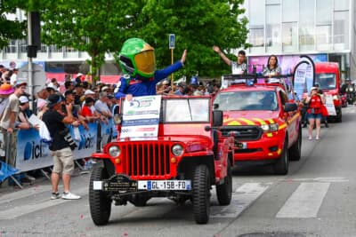 サーキットで活動する消防車もパレードに参加します
