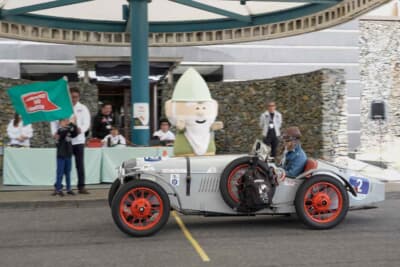 黒澤町長と見学のちびっこたちにより振り下ろされる旗を合図に1台ずつがスタート。戦前のオースティン セブンは地元長野県からエントリー