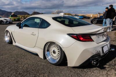 トヨタ GR86：クリスタルホワイトパールのボディには、フロントにMAX ORIDOのリップスポイラー、SPECのサイドステップ、同じくSPECのダックテールなどを装着している