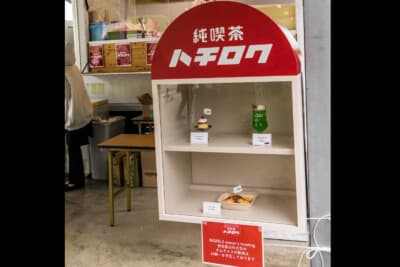 ショートサーキットのピット内には「純喫茶ハチロク」がオープン。オムライスや懐かしいクリームソーダ、プリンなどを提供していた