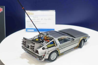 青島文化教材社：バック・トゥ・ザ・フューチャーIに登場したデロリアンのプラモデル
