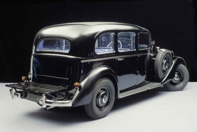 1936年2月にダイムラー・ベンツ社は、ベルリンオートショーで「世界初のディーゼル乗用 車260D/W138」を発表。写真はプルマンリムジンで、リアにはラゲッジスペース