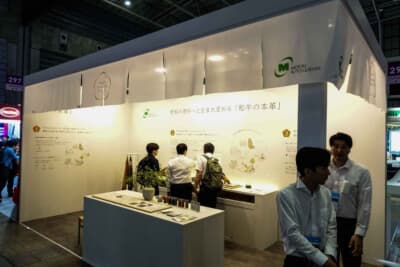 のれんに惹きつけられ、多くの人が吸い込まれるように入っていった