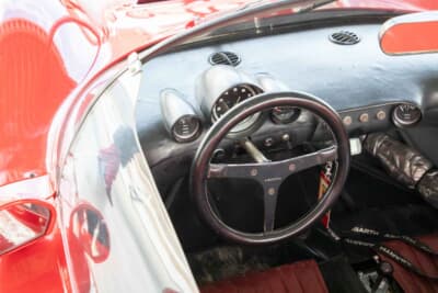 フィアット アバルト1300SP:コックピットには必要最低限の計器類とスイッチが備わるのみ