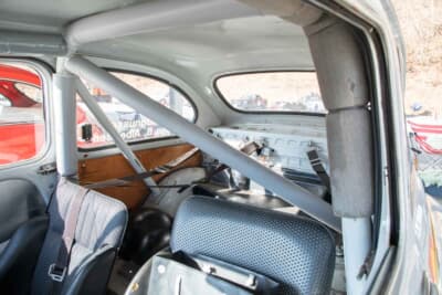 フィアット アバルト1000TCR:リアシートは撤去。ロールケージが張り巡らせる