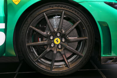 フェラーリ 296スペチアーレ：タイヤはフロントが245/35R20。リアが305/35ZR20