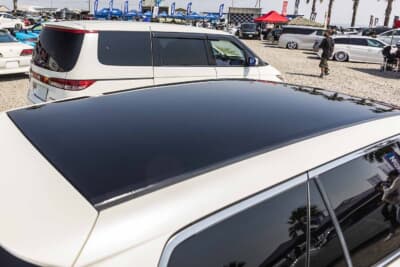ホンダ アコードツアラー：ルーフはブラックにペイントして、ルーフレールを外すなどのカスタムを施している