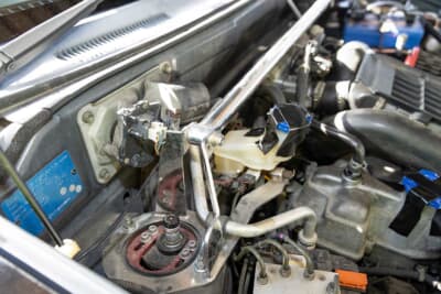 ストラットタワーバーを装着してボディ剛性を高める。足まわりはシュピーゲルの車高調