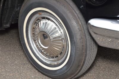 トヨタ トヨペット 2代目 クラウン デラックス:ホイールキャップも綺麗な状態。バイアスタイヤを装着している