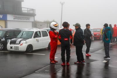 チェッカーフラッグを受けたら全車がパドックで車両保管。入賞したマシンは違反がないかどうかオフィシャルの手でチェックされる