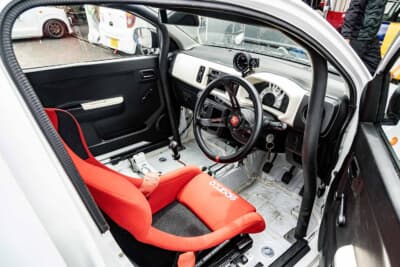 インテリアの作りはほかの東北660シリーズと同様だ。ロールケージは6点式以上でバケットシート、4点式シートベルトが必要となる