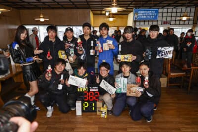 スズキ HA23型 アルト：学生クラスの表彰式。優勝した山形大学とはわずか1ラップ差という接戦だった。同時にエントリーされる3クラスでも6位の好成績だ