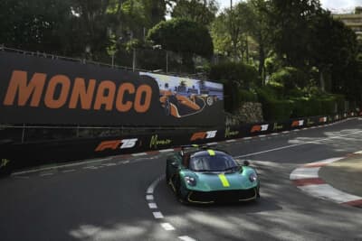 アストンマーティン ヴァルハラ：アストンマーティン初の4L フラットプレンクランクV8ツインターボエンジンに加え、新開発の8速DCT、前後に配置されたEモーター、電子制御リアディファレンシャル（E-diff）を装備