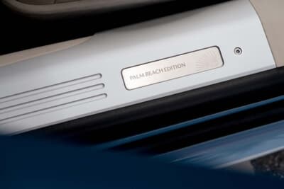 アストンマーティン DB12 ヴォランテ パームビーチエディション：ポリッシュ仕上げのアルミ製ドアシルプレートにもヤシの葉をモチーフにした模様が施される