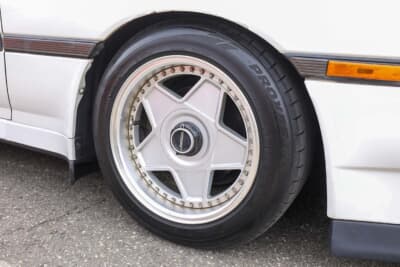 トヨタ MA70型 スープラ：希少な阿部商会時代のアウトストラーダ・モデナの16インチを履かせている