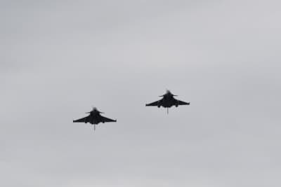 フランス軍の飛行機。2025年は2機しか飛ばなかった上に、トリコロールの飛行機雲がなく残念