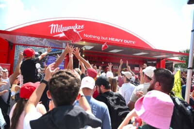 イベントエリアの工具メーカーのブースではTシャツを投げて大盤振る舞い。私のところには飛んでこず⋯⋯