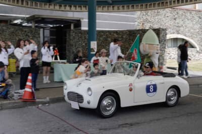 1949年式のシアタ アミカが小海町黒澤町長と見学のちびっこたちにより振り下ろされた旗を合図にスタート