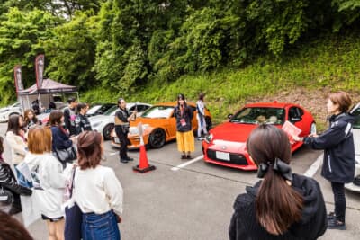 まずは午前中に参加者がグループごとに愛車の前で自己紹介。幸いにもこのタイミングでは雨はまだ降っておらず、無事愛車をアピールすることができた