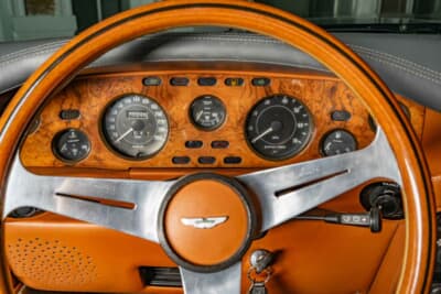 28万625ユーロ（邦貨換算約4620万円）で落札されたアストンマーティン「V8 ヴァンテージ オスカー・インディア」（C）Courtesy of RM Sotheby's