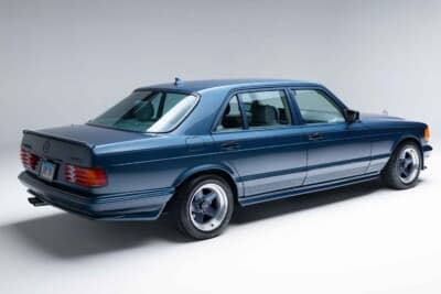 メルセデス・ベンツ「500SEL 5.0 AMG ブルーベリー」（C）Courtesy of RM Sotheby's