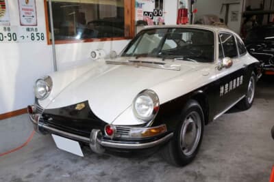 ポルシェ 912：スピーカーと、当時の装備が残されている。フェンダーの上にもスピーカー、バンパーの赤色ランプを装備したまま