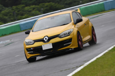 幸田サーキットアタックなどを楽しむ有志によるサーキットタクシー。大雨の中、唯一のコースコンテンツとして、来場者を助手席に乗せて多くの車両が走行を重ねた