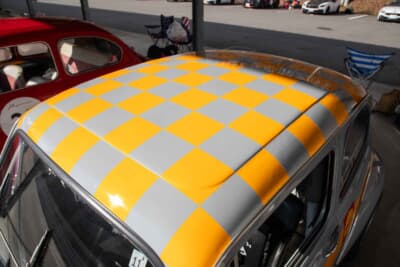 フィアット アバルト1000TCR:ルーフのブルーの市松模様は、ステッカーではなく塗装だ