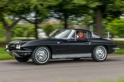13万7500ドル（邦貨換算約1990万円）で落札されたシボレー「コルベット C2スプリットウインドウ」（C）Courtesy of RM Sotheby's