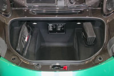 フェラーリ 296スペチアーレ：フロントのトランクスペース