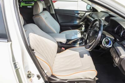 ホンダ アコードツアラー：オレンジのパイピングを施したシートが特徴
