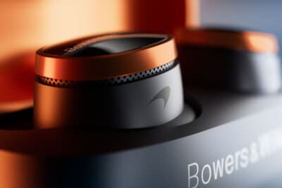 Pi8 マクラーレン エディション：デザインにはマクラーレンを象徴するパパイヤ・オレンジとガルバニック・グレーのカラーリングが採用されている