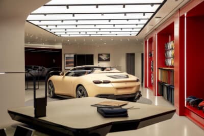 フェラーリの新CIは、来場者体験の質をさらに高め、ブランドのDNAおよび価値観と調和する空間の創出を目的としている