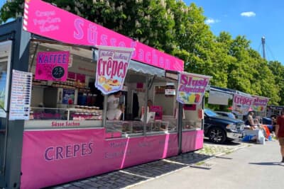 蚤の市にはちょっとした食べ物屋さんも出展しています