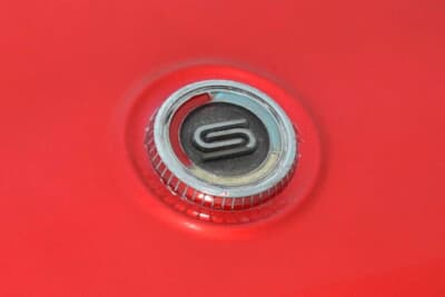 日産 サニークーペ：トランクに配されたサニーのエンブレム