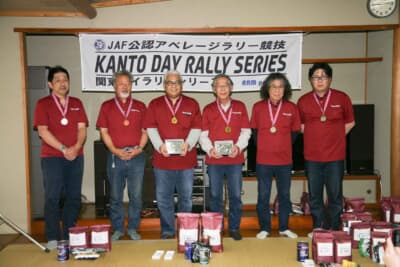 クラス優勝を果たした芳賀昇二さんとコドライバーの三原将純さん