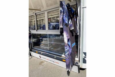 レースウィークのパドックには色んなお店が出展しています