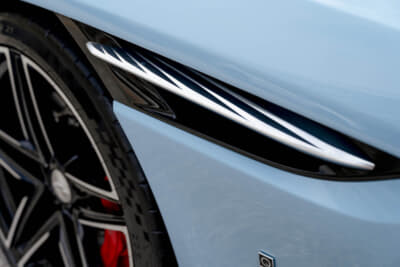 アストンマーティン DB12 ヴォランテ パームビーチエディション：クラブスポーツ・ホワイトのピンストライプが施される