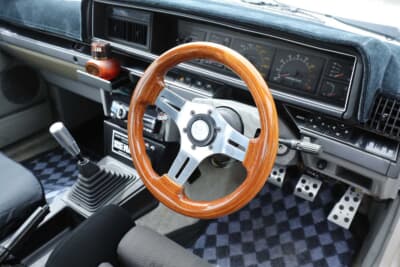日産 6代目 910型 ブルーバード：ウッドステアリングを装着