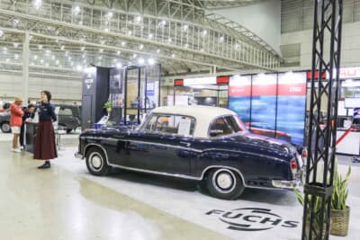 船をひっくり返したような形状からPONTON(ポントン)の愛称で親しまれている