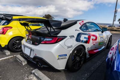 トヨタ GR86：2024年のニュル耐久シリーズにエントリーしたGRスープラGT4 EVOのグラフィックをオマージュしている