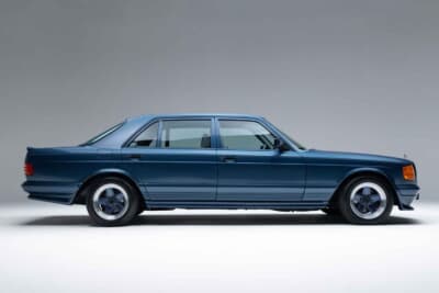 メルセデス・ベンツ「500SEL 5.0 AMG ブルーベリー」（C）Courtesy of RM Sotheby's
