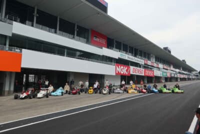 第5回 FL festivalの全参加者は走行セッションを終えた後、鈴鹿サーキットのピット 前に愛機を並べて記念写真に納まった