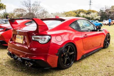 トヨタ 86：レッドのボディカラーにブラックが程よく加わり、スポーティな仕上がりに