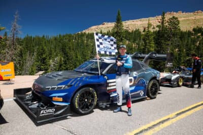 昨年の「King of the Mountain」であるロマン・デュマ選手は、シモーネ選手の5秒落ちの3分42秒252で総合2位（パイクスピーク・オープン優勝）となりました